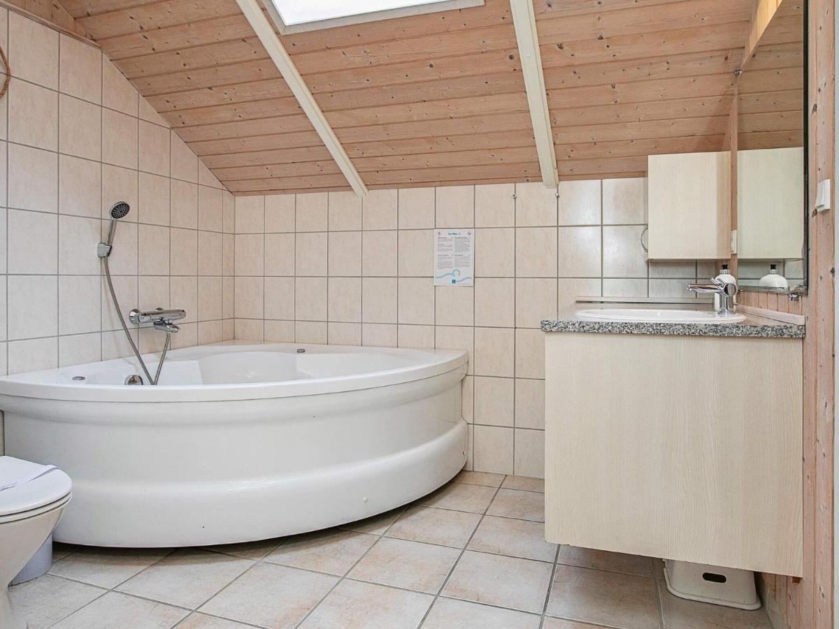 Four-Bedroom Holiday Home In Vaeggerlose 8 Bøtø By Eksteriør bilde